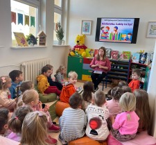 Powiększ zdjęcie Dzieci z grupy II z wizytą w Bibliotece.