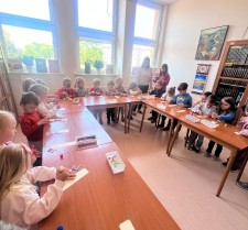 Powiększ zdjęcie Dzieci z grupy II z wizytą w Bibliotece.