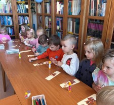Powiększ zdjęcie Dzieci z grupy II z wizytą w Bibliotece.