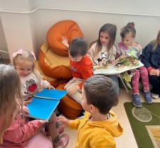 Powiększ zdjęcie Dzieci z grupy II z wizytą w Bibliotece.