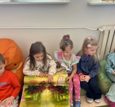 Powiększ zdjęcie Dzieci z grupy II z wizytą w Bibliotece.
