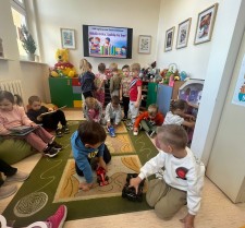 Powiększ zdjęcie Dzieci z grupy II z wizytą w Bibliotece.
