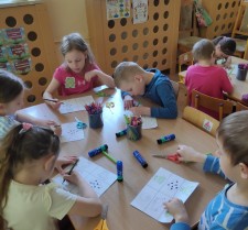 Powiększ zdjęcie ZAJĘCIE  W BIEDRONKACH