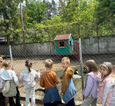 Powiększ zdjęcie WYCIECZKA  DO WIOSKI „POD KOGUTEM”