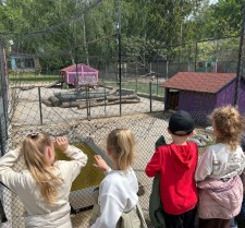 Powiększ zdjęcie WYCIECZKA  DO WIOSKI „POD KOGUTEM”