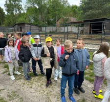 Powiększ zdjęcie WYCIECZKA  DO WIOSKI „POD KOGUTEM”