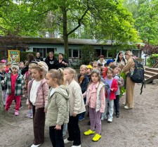 Powiększ zdjęcie WYCIECZKA  DO WIOSKI „POD KOGUTEM”