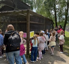 Powiększ zdjęcie WYCIECZKA  DO WIOSKI „POD KOGUTEM”