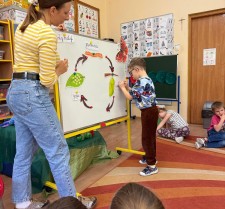 Powiększ zdjęcie Zajęcie koleżeńskie w grupie V
